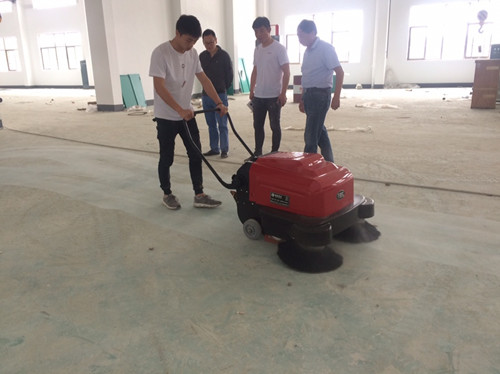 無錫某酒店選擇御衛仕手推式掃地車DS905 無錫某酒店選擇御衛仕手推式掃地車DS905