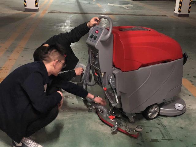 御衛(wèi)仕手推式洗地機DX3走入江蘇某大型商超的停車場 御衛(wèi)仕手推式洗地機DX3走入江蘇某大型商超的停車場